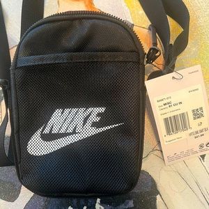 Nike - Small Heritage Crossbody Bag